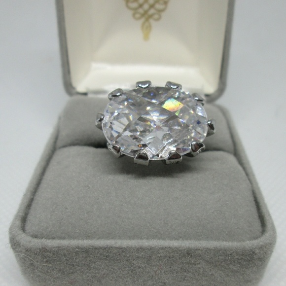 No Brand Jewelry - Gorgeous Oval Sparkly Faux Diamond Ring SZ 5.5
